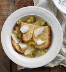 Caldo de bacalhau e brócolos