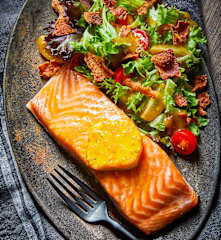 Salmón al horno con ensalda de tocino y vinagreta de balsámico