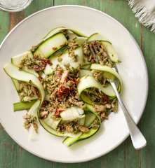 Makaron z cukinii z tuńczykiem i suszonymi pomidorami