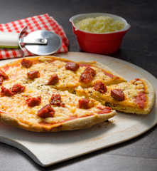 Pizza en sartén con chorizo