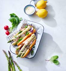 Wegetariańskie hot dogi ze szparagami