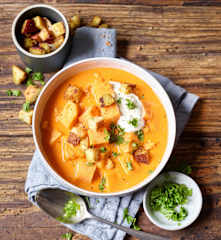 Süßkartoffel-Tomaten-Suppe mit Curry-Croûtons