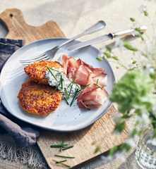 Kürbisrösti mit Kräuterdip und Landschinken