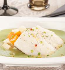 Bacalao al vapor sobre crema de guisantes y calabaza