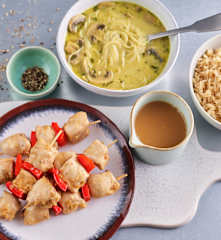 Azjatycka zupa grzybowa; Souvlaki z kurczaka i papryki z ryżem