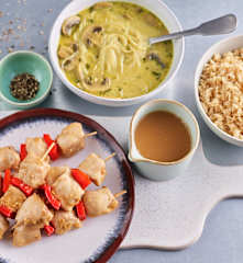 Menú: Sopa asiática de champiñones. Brochetas de pollo y pimiento con arroz