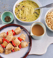 Menu: Sopa de caril com cogumelos asiáticos; Espetadas de frango e pimentos com arroz