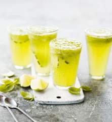Boisson rafraîchissante concombre, basilic et citron vert