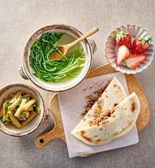 午餐（凉拌香菜腐竹、白饼夹肉、豌豆尖汤）