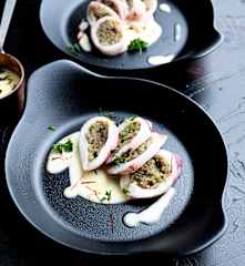 Gefüllter Tintenfisch sous-vide mit Parmesan-Safransauce