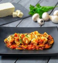 Spezzatino di tofu e funghi (vegan)