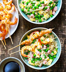 Riz cantonais, brochettes de crevettes marinées