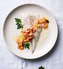 Dorada al vacío con gambas al ajillo