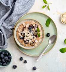 Cynamonowa owsianka z borówkami i kokosem