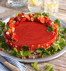 No Bake Topfen-Frischkäsetorte mit Erdbeeren