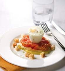 Uova in tazza su strati di verdura