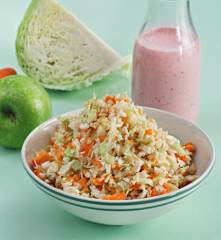 Surówka z białej kapusty z sosem rzodkiewkowym