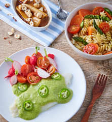 Pescado con salsa de aguacate, pasta primavera y plátanos con cajeta