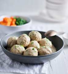 Pulpety z indyka i warzywa na parze w sosie musztardowo-pieczarkowym