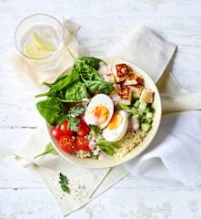 Couscous-Bowl mit Spinat und Halloumi