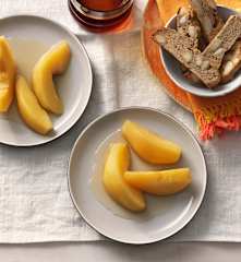 Membrillos al vapor con carquinyolis de harina de almendra