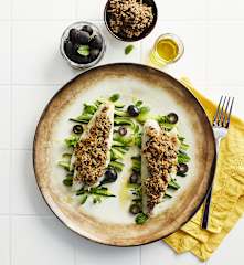 Filetti di orata con panure alle olive e zucchine