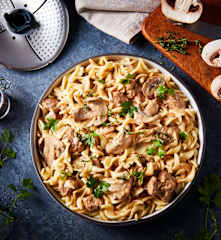 Σιγομαγειρεμένο βοδινό στρογκανόφ με παπαρδέλες