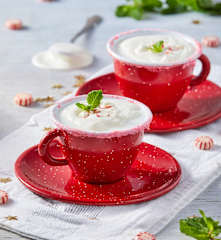 Chocolate blanco caliente con menta