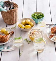 Kurczak z młodymi ziemniakami i surówką z selera