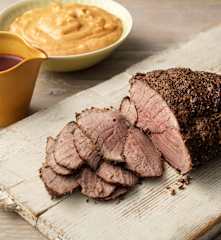 "Rosbife" de ganso de vitela com puré de batata, tomate-seco e molho de vinho tinto