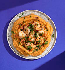 Kremowe purée z cheddarem i krewetki z chili