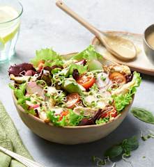 Ensalada con salsa de yogur y albahaca