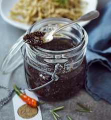 Pesto s mákem a chilli