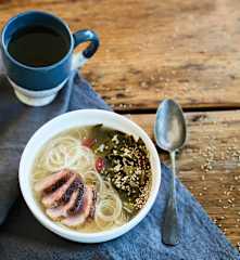 Caldo de pato com noodles e nabiças
