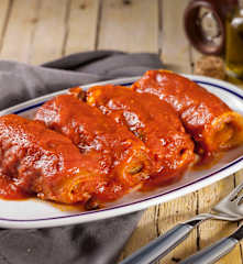 Involtini di cotica al sugo