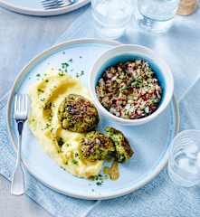 Brokkoli-Frikadellen mit Kartoffelpüree und Radieschen-Salat