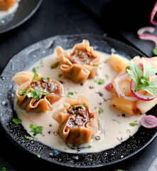 Ravioli agrodolci di maiale in brodo
