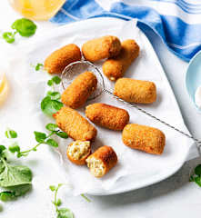 Croquetas de berenjena, queso rulo y nueces