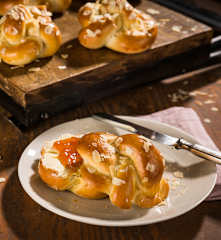 Bollitos trenzados con pasas y almendras