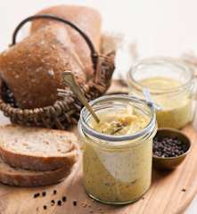 Śledzie w sosie musztardowym