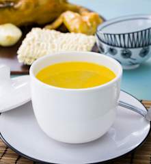 Caldo de pollo con jengibre