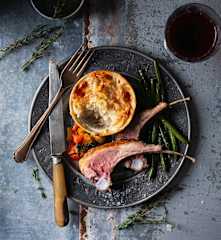 Carré d'agneau au thym, ratatouille, haricots verts et gratin de pommes de terre