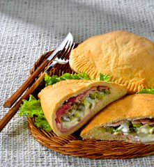 Calzoni ripieni con verdure e prosciutto