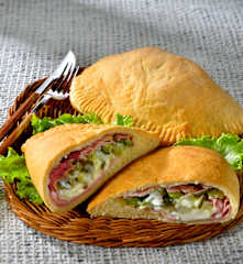 Mini-Calzoni mit Schinken und Zucchini