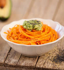 Spaghetti de carotte au pesto d’avocat