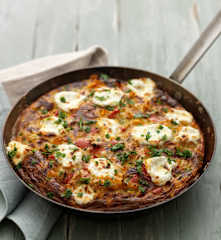 Frittata z batatem, cukinią i kozim twarogiem