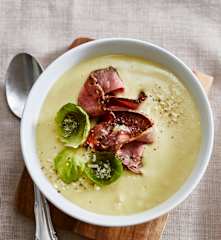 Rosenkohl-Parmesan-Cremesuppe mit mariniertem Roastbeef