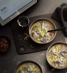 Ravioles à l'encre de seiche et bouillon corsé