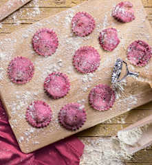 Ravioli di barbabietola (vegan)