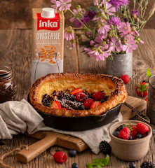Dutch Baby (pieczony naleśnik) na napoju roślinnym z kremem daktylowym